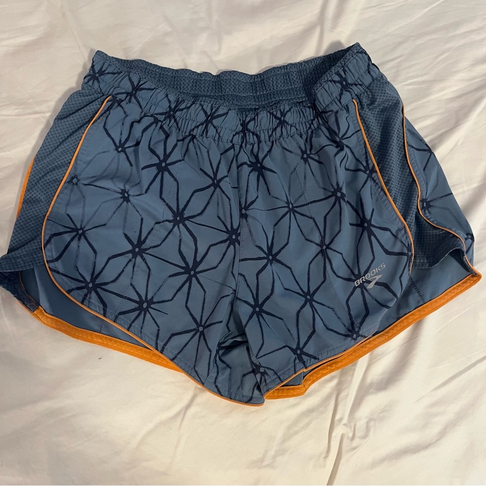 Brooks women’s athletic shorts with mesh liner great condition medium